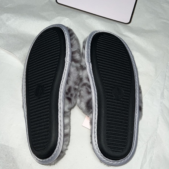 (7/8) VICTORIA'S SECRET Closed Toe Faux Fur Slipper - Picture 9 of 11